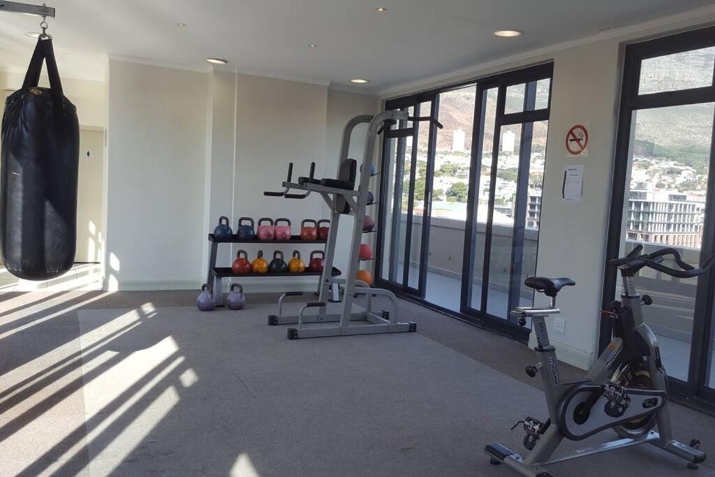 Appartement Four Seasons 818- Spacious Cbd Studio - Onsite Parking, Gym & Rooftop Pool à Le Cap Extérieur photo